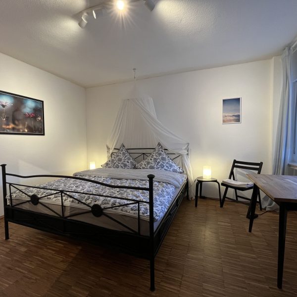 Schlafzimmer mit Doppelbett in der Ferienwohnung Eulennest