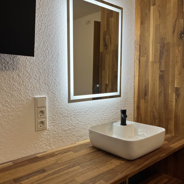 Waschbecken und Spiegel im zweiten Schlafzimmer in der Ferienwohnung Eulennest