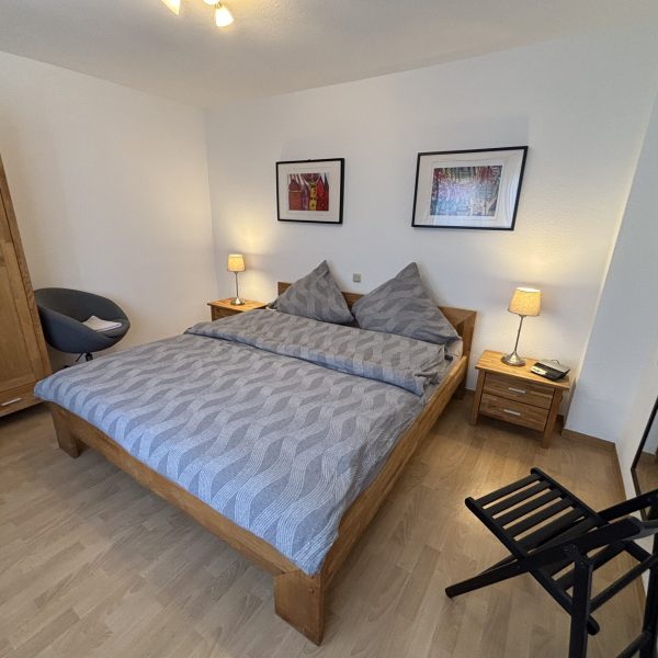 Schlafzimmer mit Doppelbett in der Ferienwohnung Gartenblick